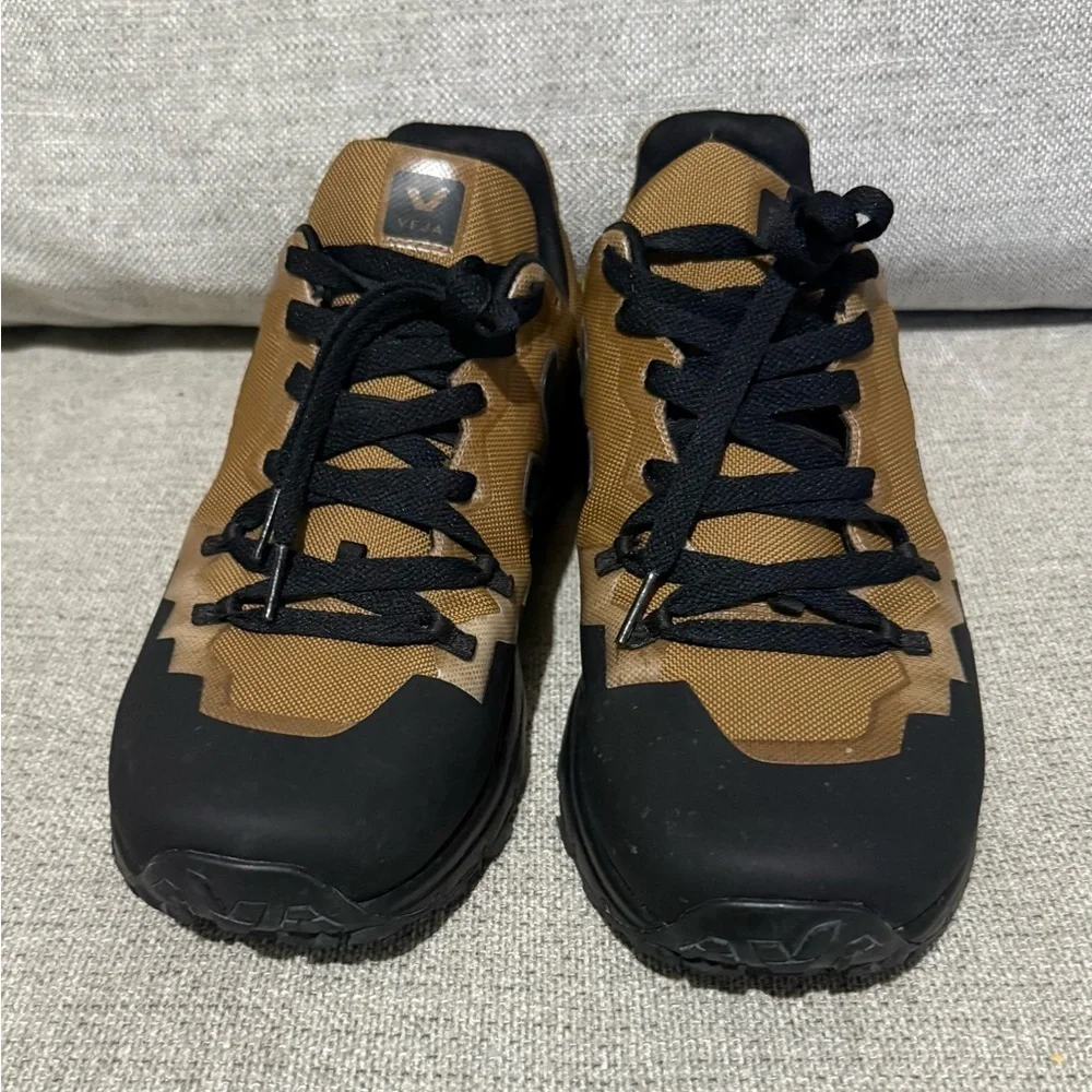 Veja Men's Black and Brown Sneakers